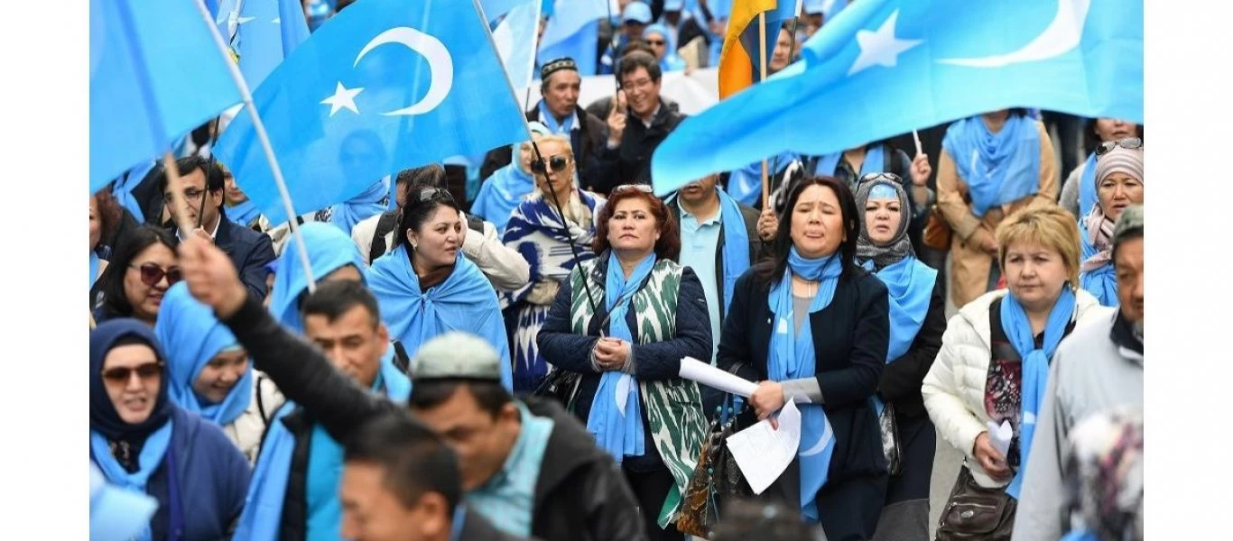 Οι Κινέζοι «διδάσκουν» τους τουρκογενείς Ουιγούρους σε στρατόπεδα που τα ονομάζουν «Κέντρα επαγγελματικής κατάρτισης»